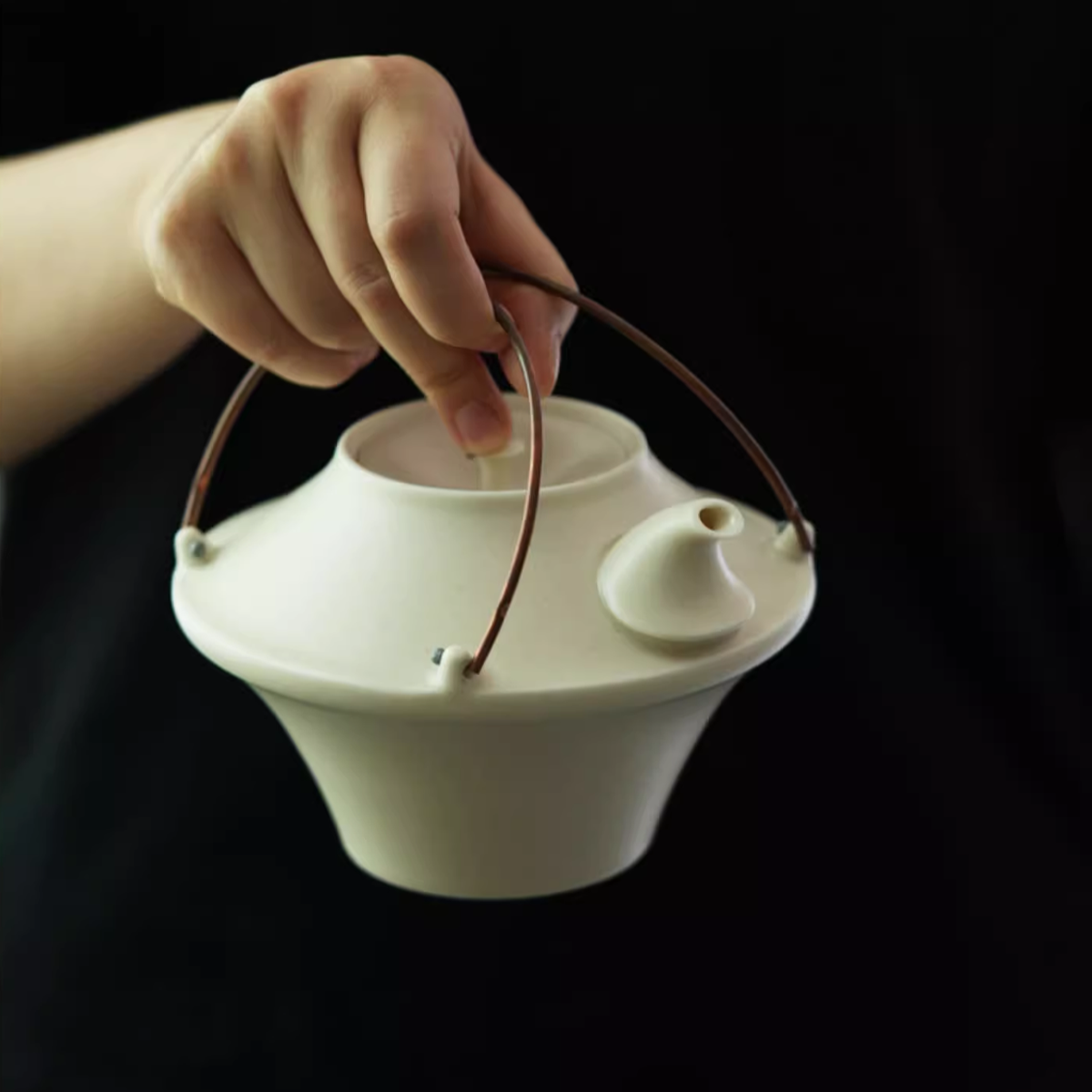 Echo Line - Floating Teapot