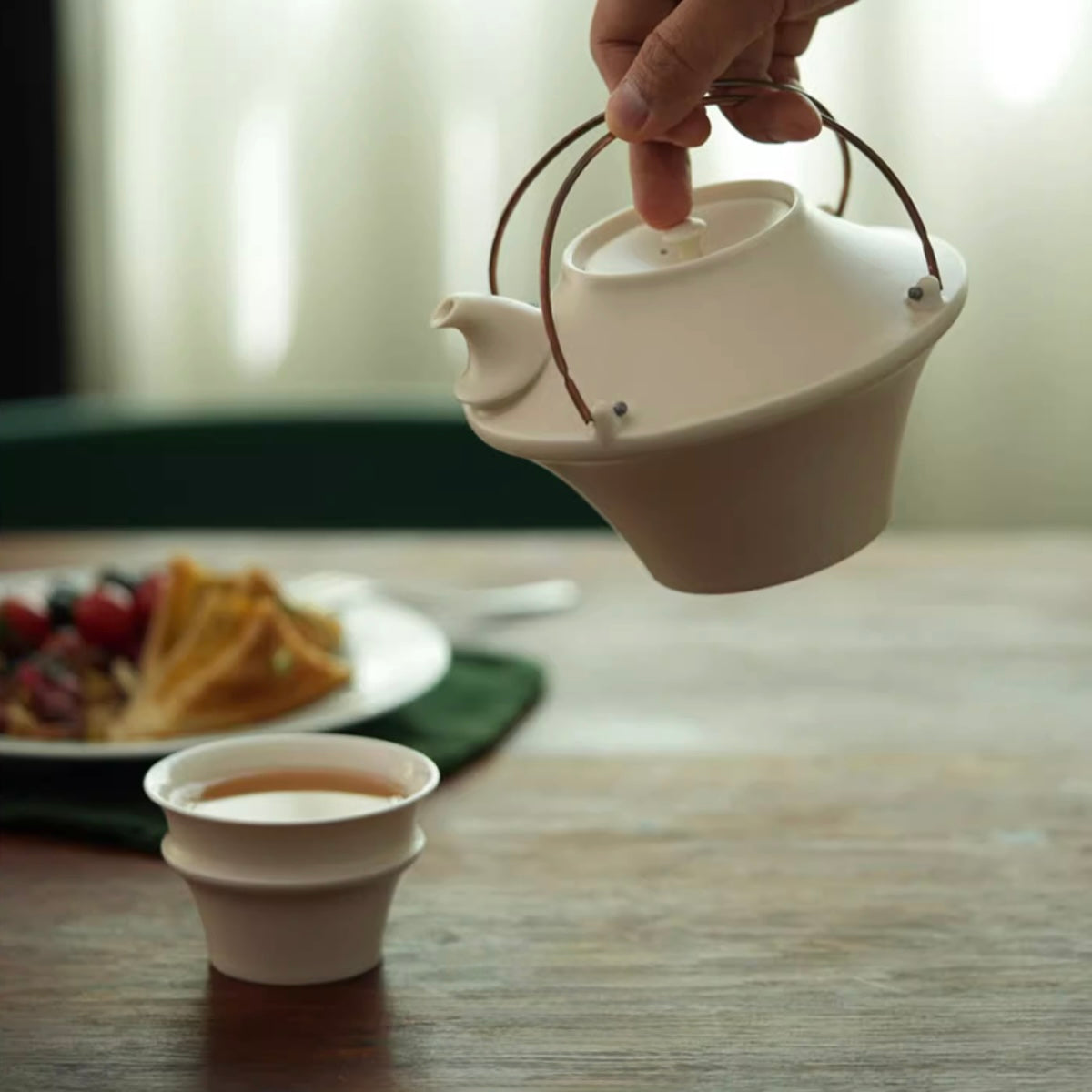 Echo Line - Floating Teapot