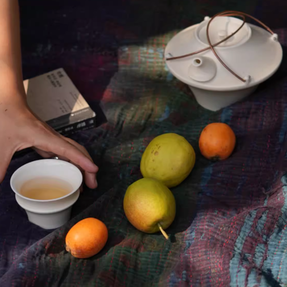 Echo Line - Floating Teapot